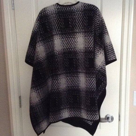 Nicole Miller Original Women's Blanket Fleece Wrap Black Gray Plaid Poncho Warm - Picture 4 of 5